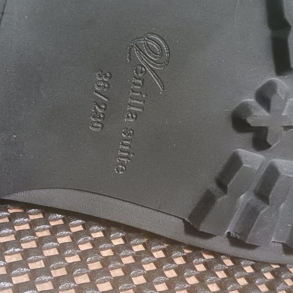 Knee high boots - Picture 2 of 8